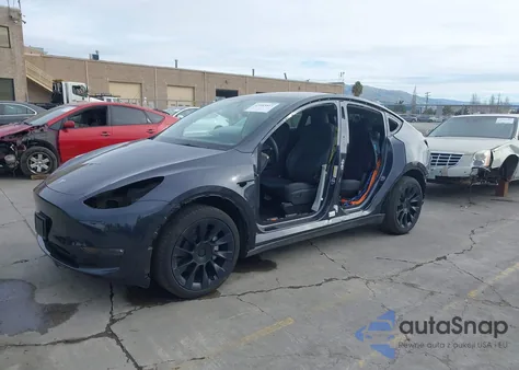 2024 Tesla Model Y Long Range Dual Motor All-Wheel Drive z USA, uszkodzony, nr VIN 7SAYGDEE9RF071449